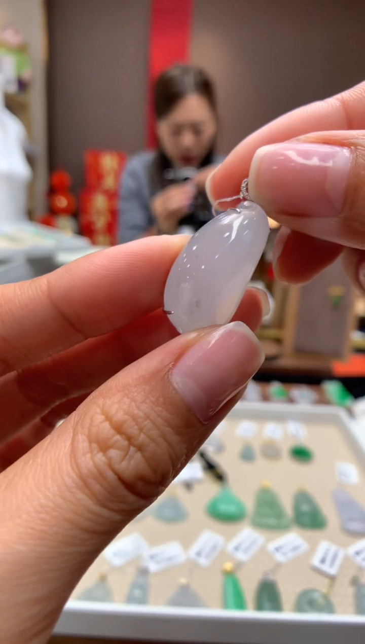 【闪购商品】翡翠颈饰18K金镶嵌福瓜