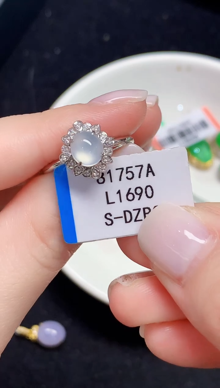 18K金镶嵌戒指翡翠L0690多样性发其一