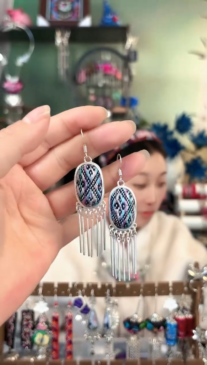 彩云南阁非遗老绣苗银饰品530