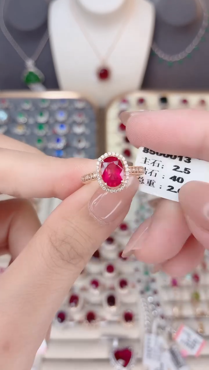 18K金镶嵌碧玺戒指碧玺2.5CT