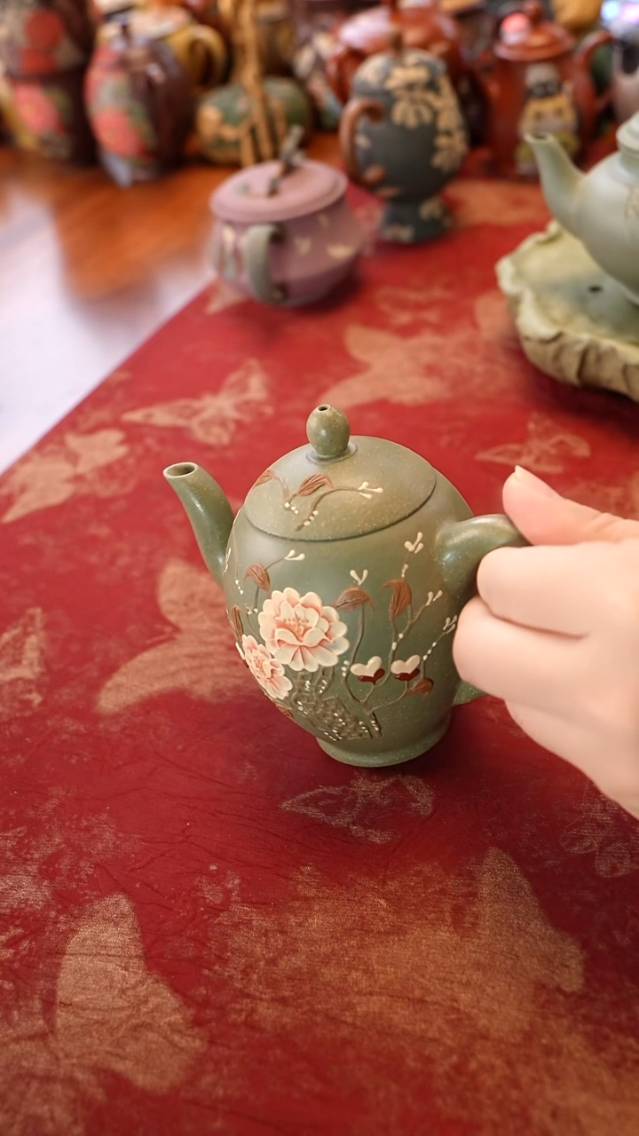豆青牡丹宫灯宜兴紫砂