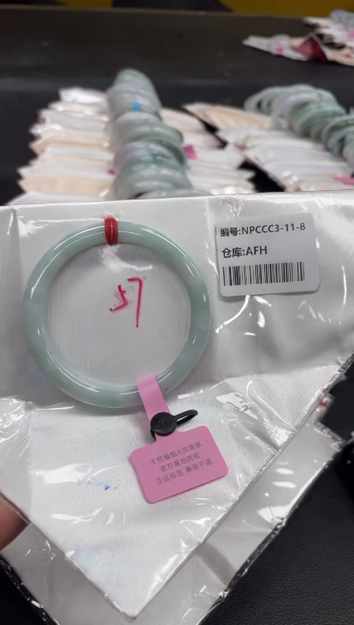 翡翠手镯未镶嵌翡翠手镯