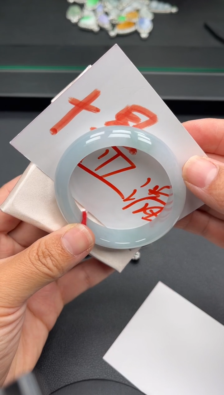 未镶嵌手镯（贵妃镯）翡翠多人