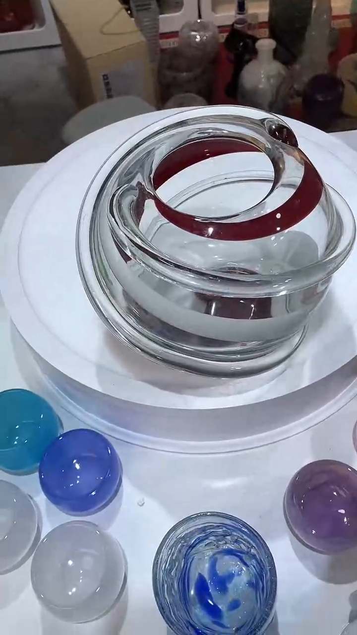 【闪购商品】琉璃高16口7球状螺旋红白花瓶