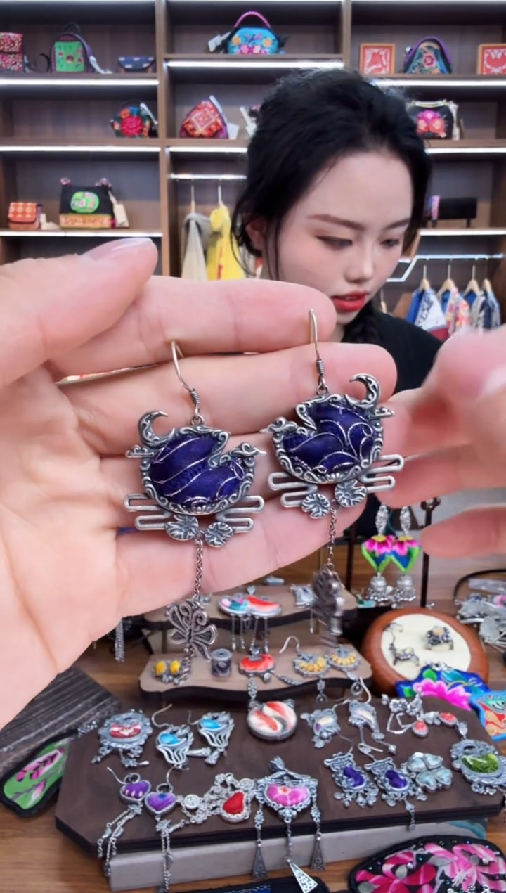 【闪购商品】织绣163蒙阿苏苗绣传承