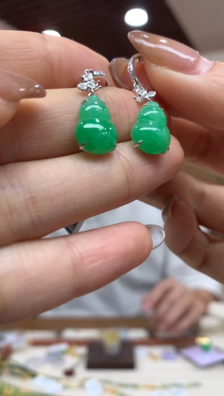 18K金镶嵌翡翠耳饰耳包