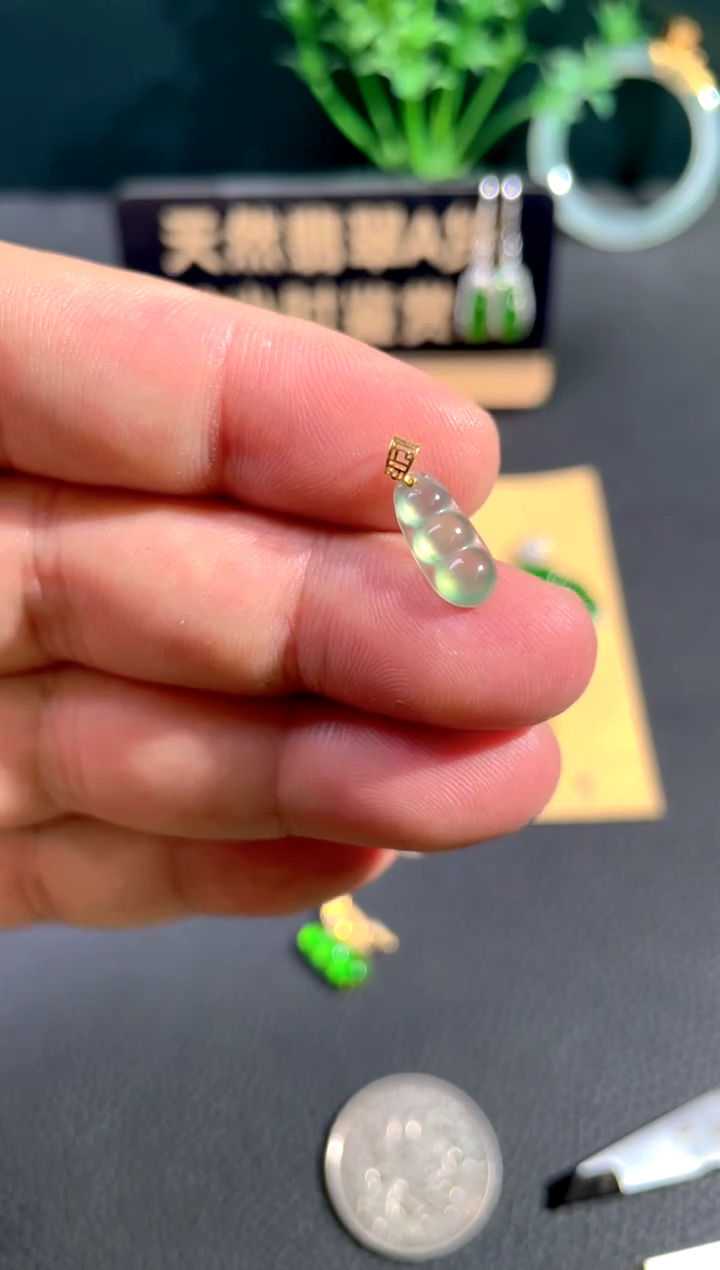 颈饰18K金镶嵌翡翠翡翠