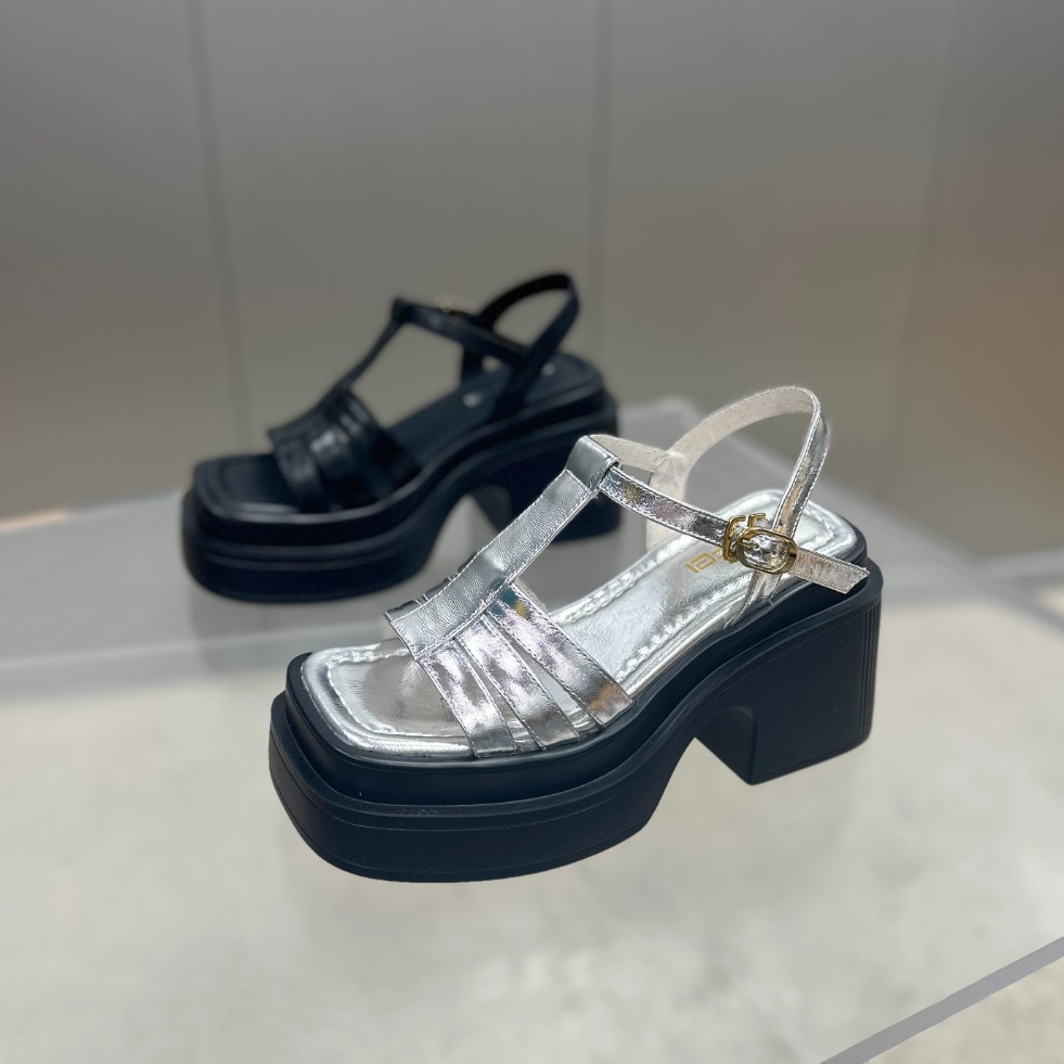 【左右华菲】9cm真皮仙女风厚底凉鞋女2025夏季时尚坡跟一字带百搭