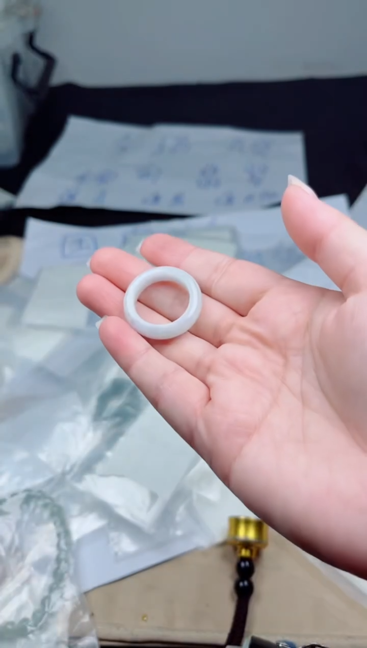 翡翠未镶嵌颈饰戒圈