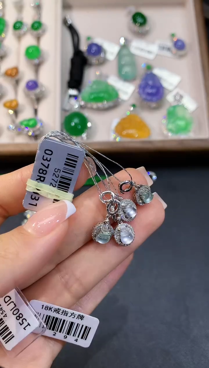 翡翠18K金镶嵌吊坠(不含链)SF52727多样性发其一