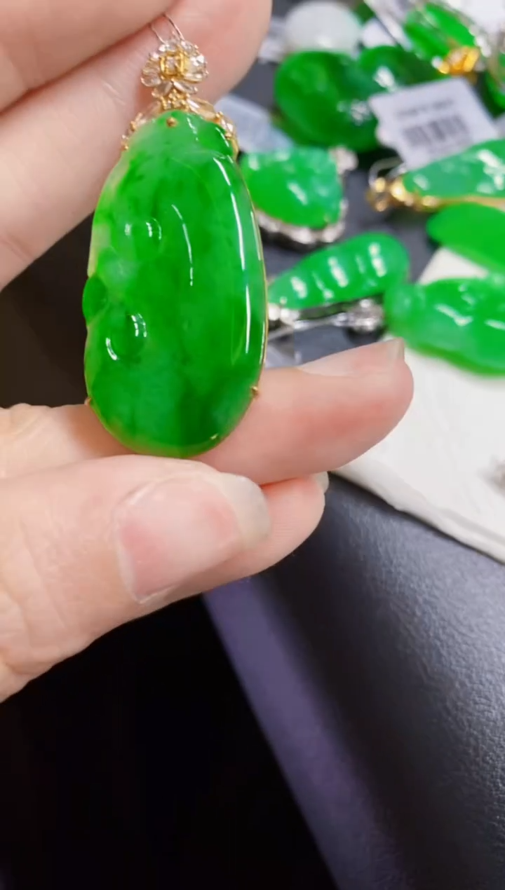 颈饰18K金镶嵌翡翠如意