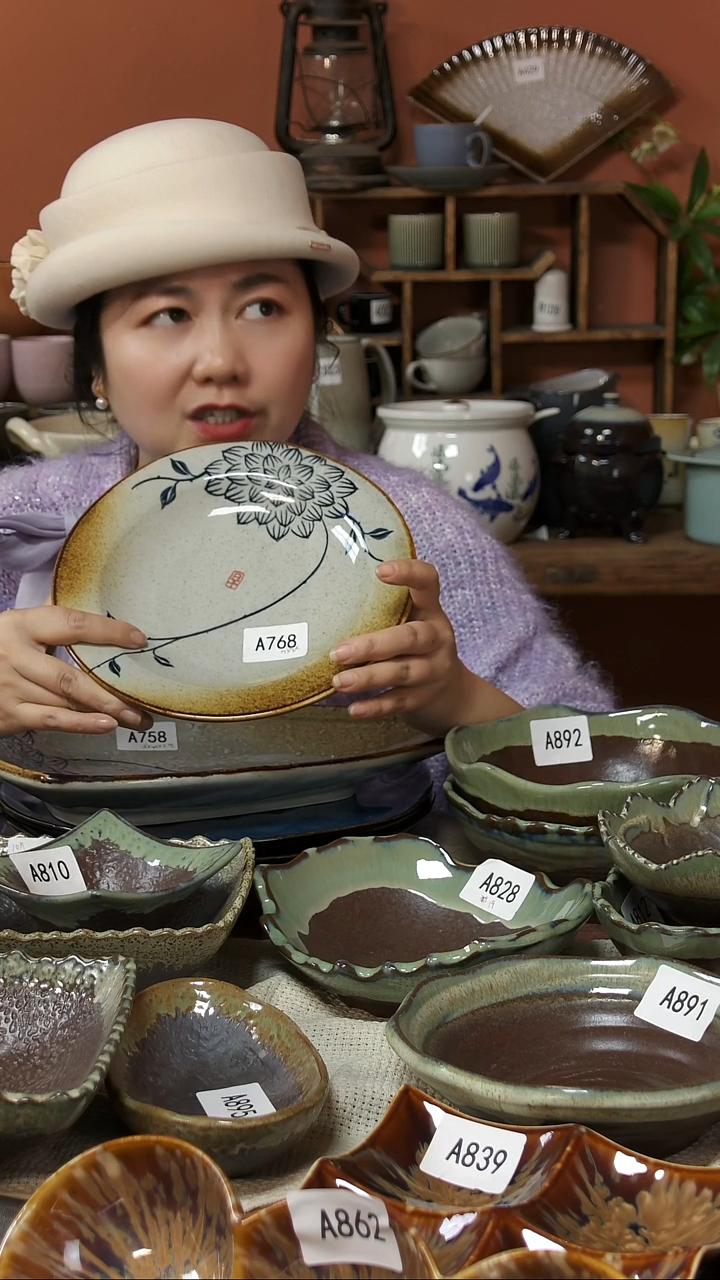 陶瓷A768 一只手绘蓝莲花斗笠盘22.5*3.5微瑕