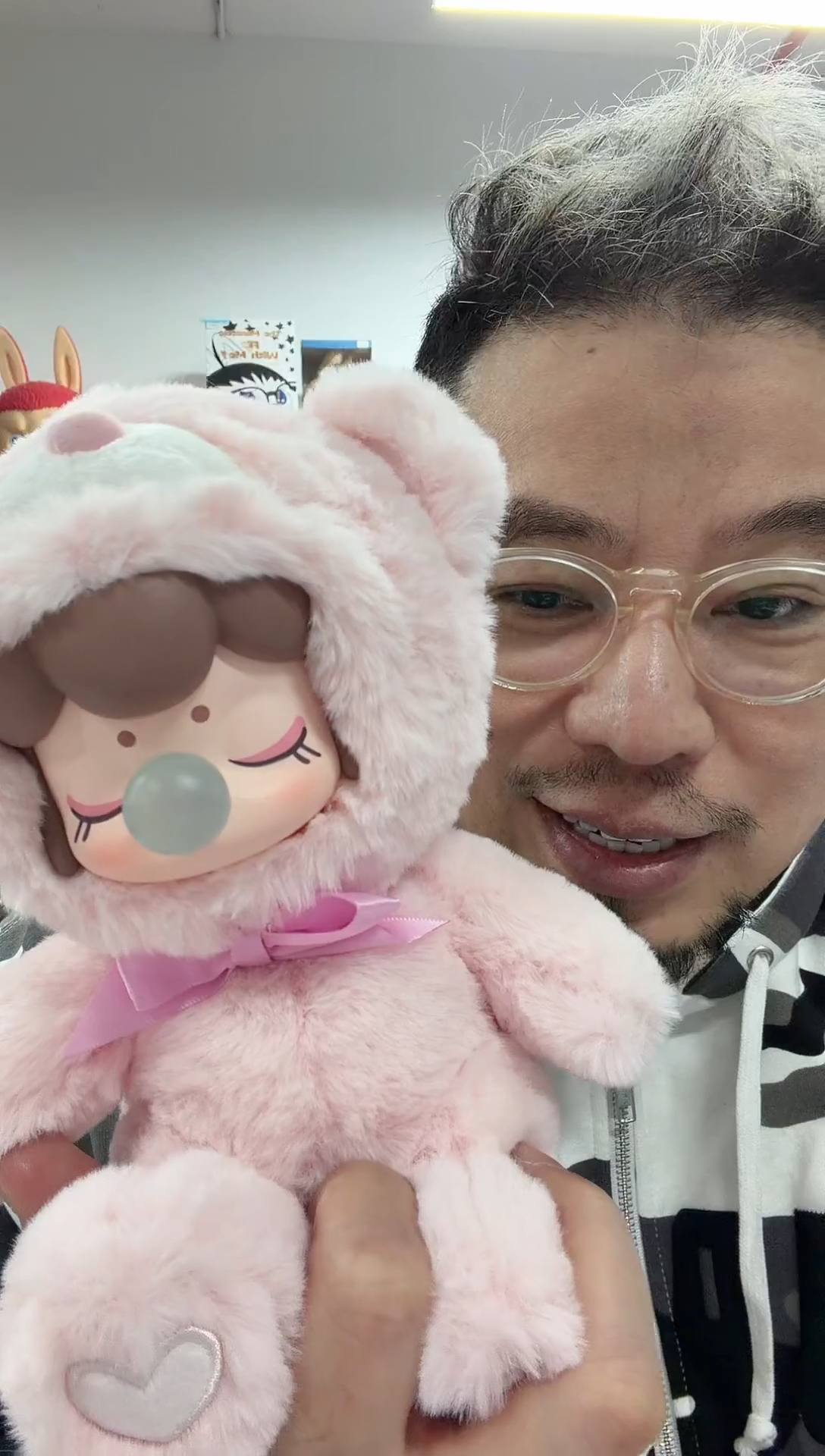 静态1若来粉色毛绒娃娃一个