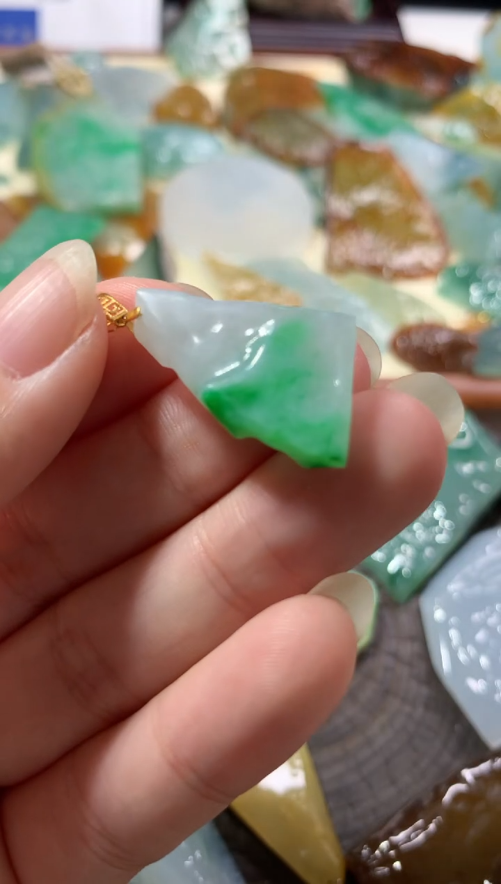 【闪购商品】翡翠颈饰18K金镶嵌吊坠