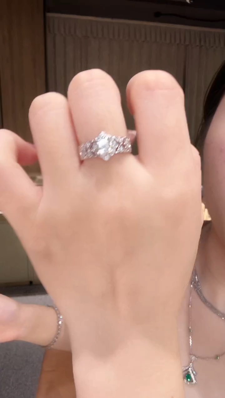 戒指18K金镶嵌钻石1克拉主钻 