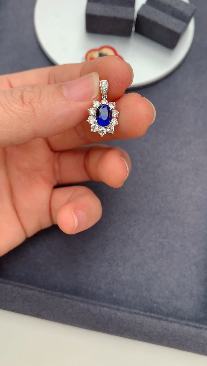 【闪购商品】蓝宝石吊坠(不含链)18K金镶嵌1.7ct皇家蓝吊坠
