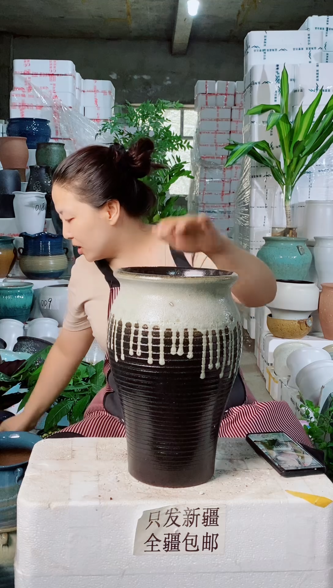 黑色流釉鱼尾陶盆一个装  口18高31