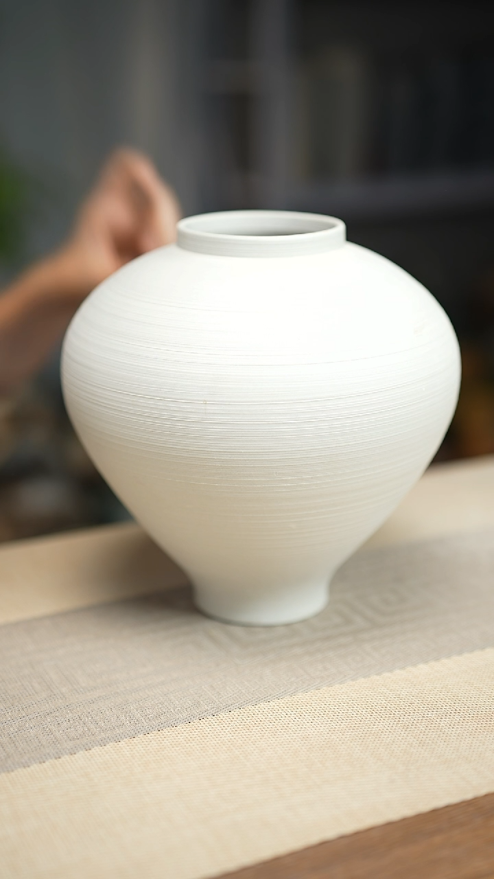  异形花器白色螺纹月亮罐