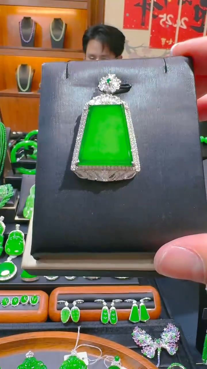 【闪购商品】翡翠吊坠(赠链)银S925镶嵌天然A货翡翠