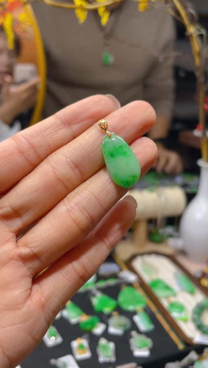 【闪购商品】翡翠颈饰18K金镶嵌假一赔三