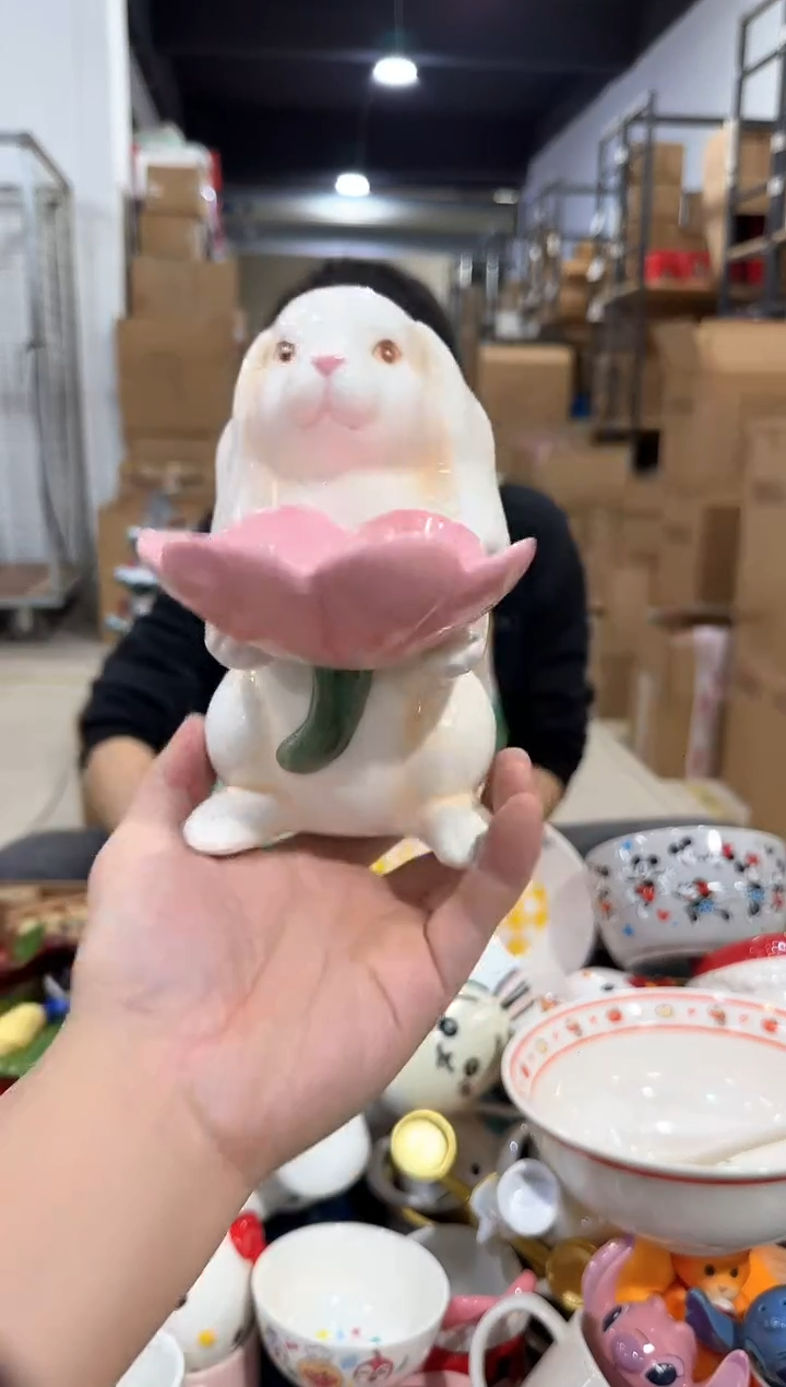 瓷片兔子抱花摆件