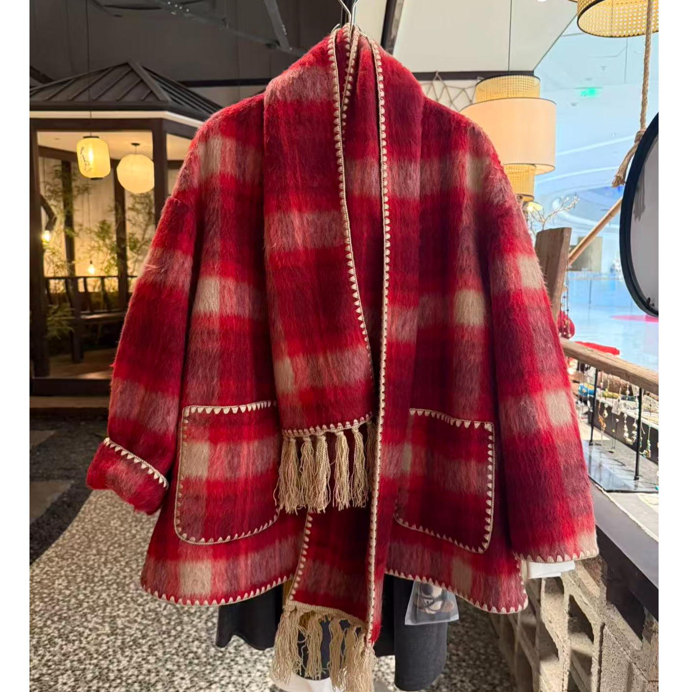 西町村屋贝壳绣大围脖氛围感格纹单面呢外套（含围巾）XAAD10188