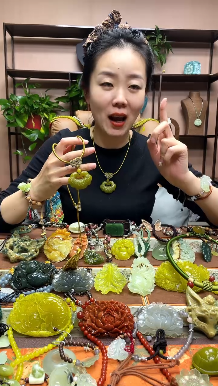 未镶嵌岫玉吊坠多样性发货发其中之一