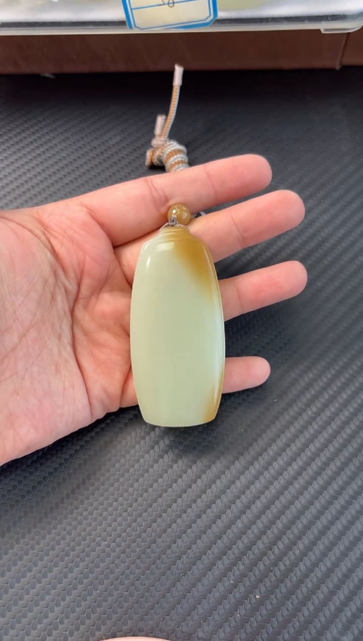 吊坠(赠链)未镶嵌和田玉若羌微色差吊坠hmS