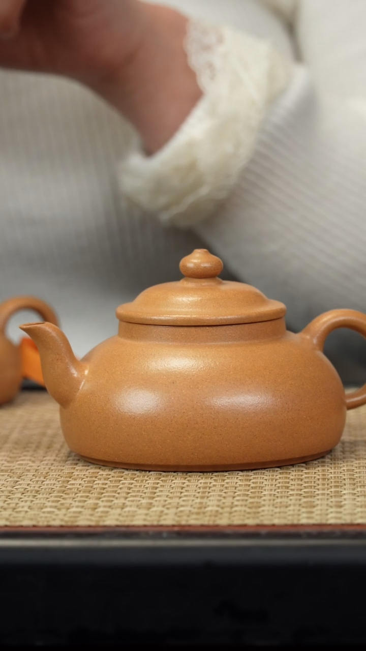 【闪购商品】紫砂茶壶葵黄段半月190c