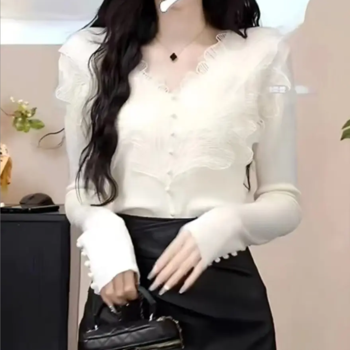 2025秋冬新款气质重工花瓣蕾丝v领打底衫德绒