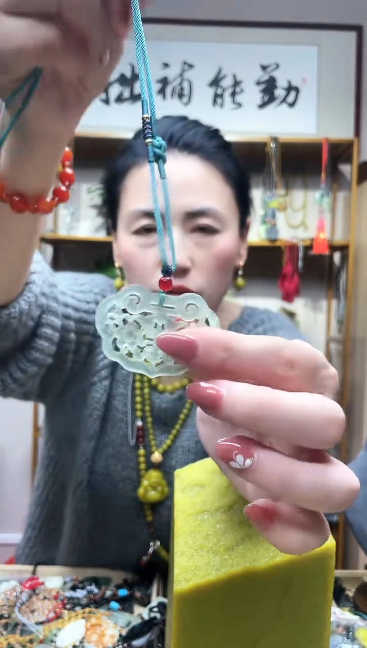 未镶嵌岫玉吊坠`