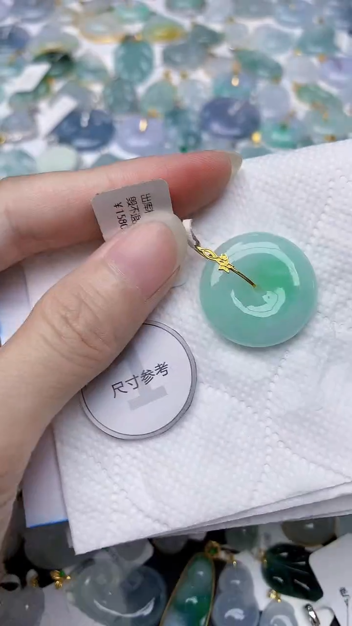 颈饰18K金镶嵌翡翠天然A货翡翠