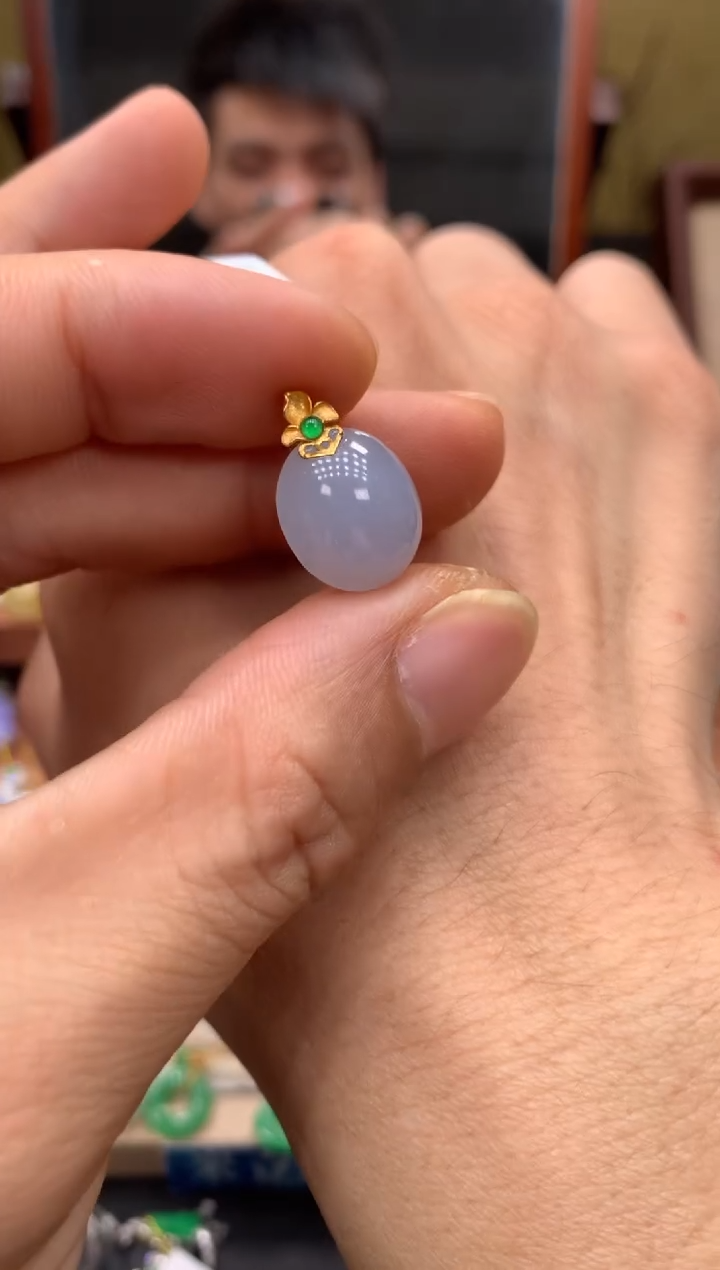 颈饰18K金镶嵌翡翠蛋面