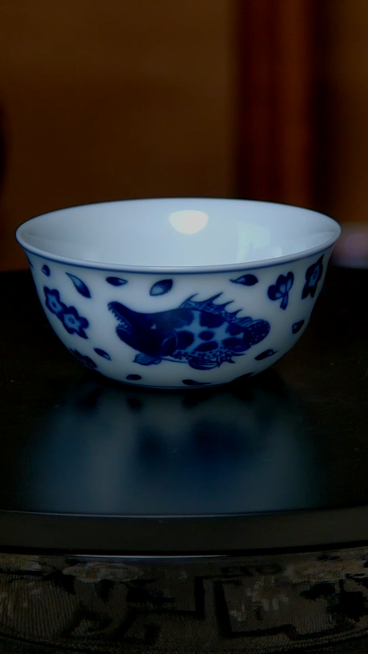 景德镇手工青花桃花鳜鱼卧足杯