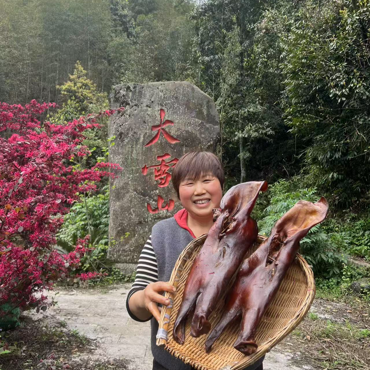 农家柴火烟熏猪头