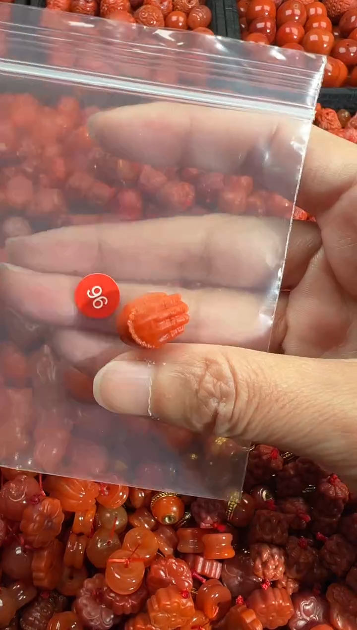 南红玛瑙未镶嵌颈饰1