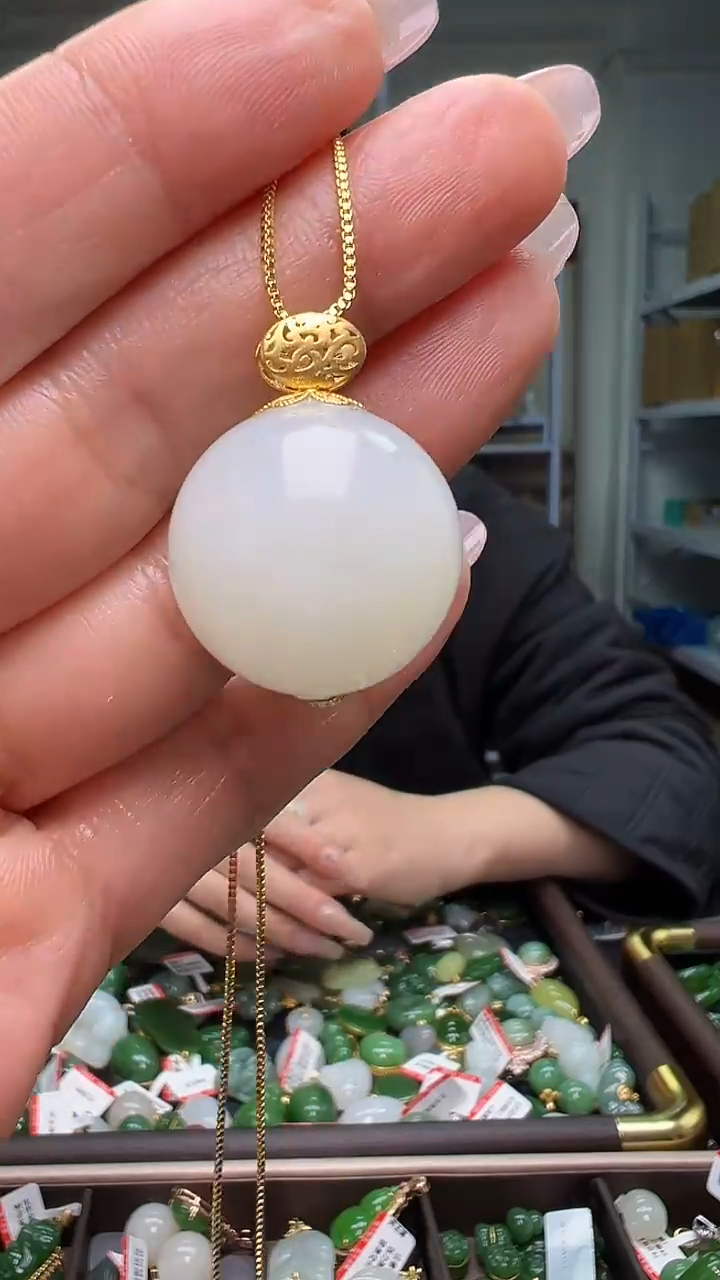 颈饰18K金镶嵌和田玉（多样性发货.发其一)12.03.58