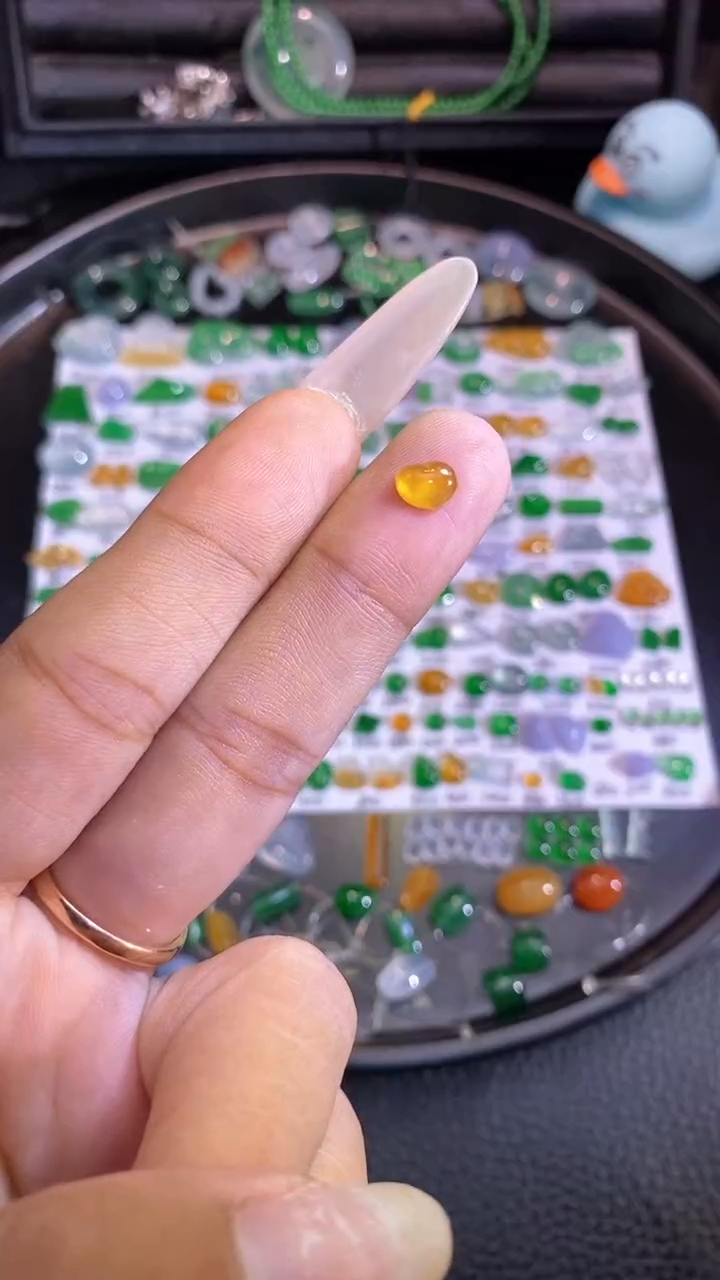 翡翠挂件未镶嵌爱心