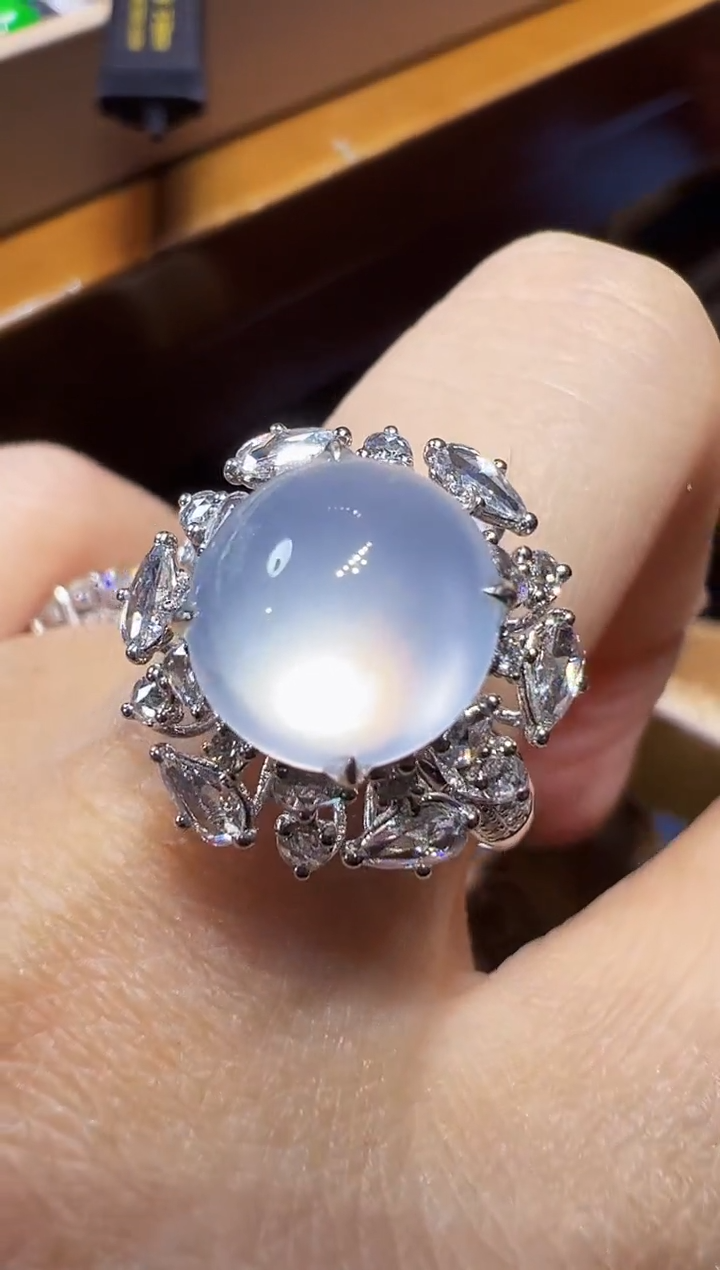 18K金镶嵌戒指翡翠蛋面