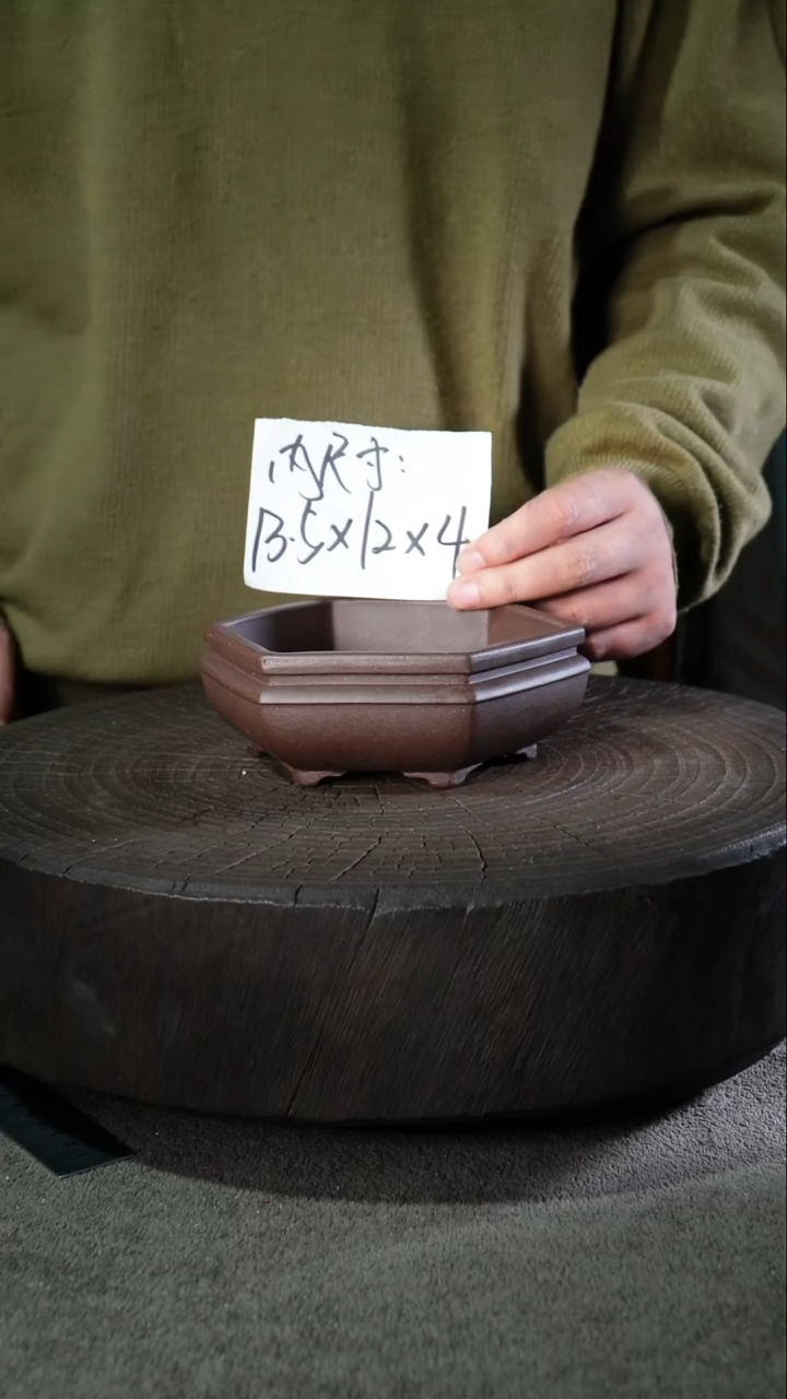 A宜兴紫砂小花盆
