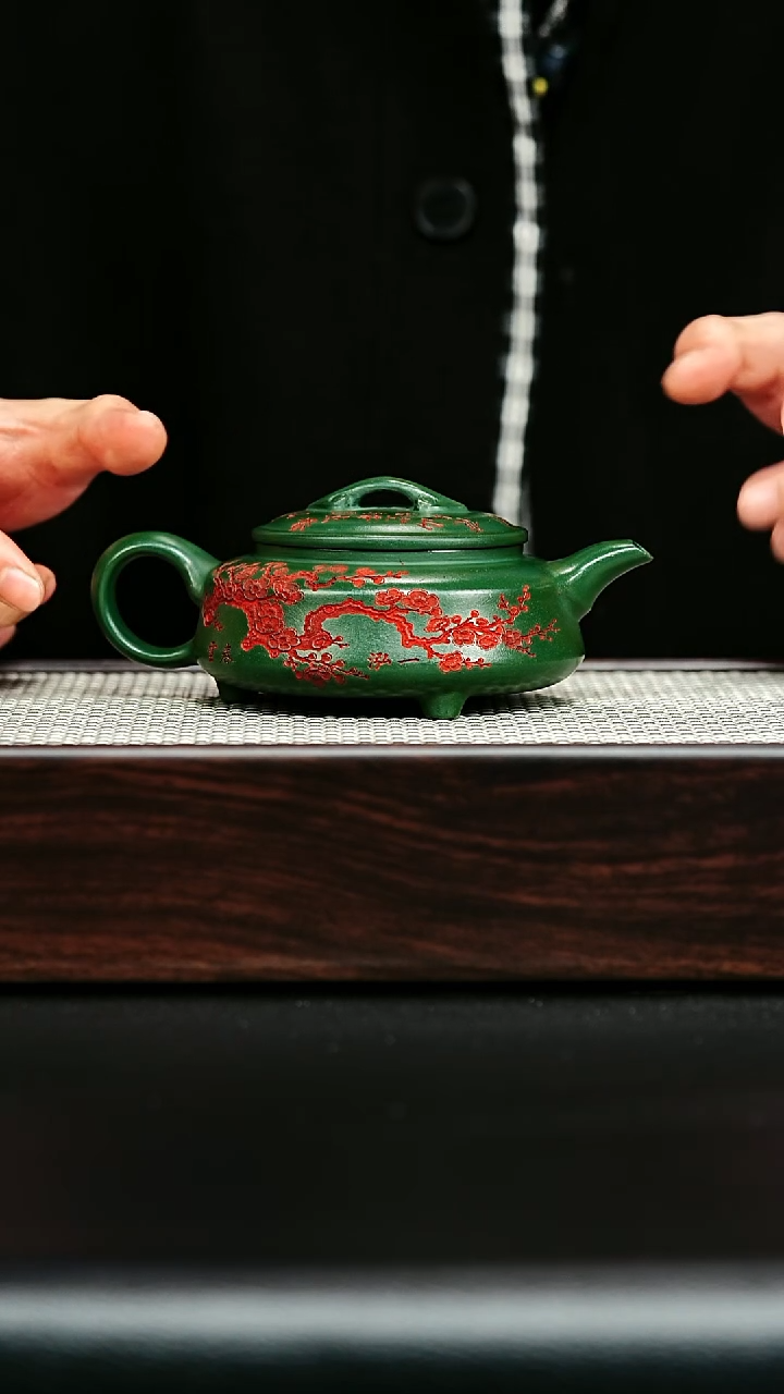 茶壶紫砂宜兴紫砂 三足周盘 绿泥梅付春h553