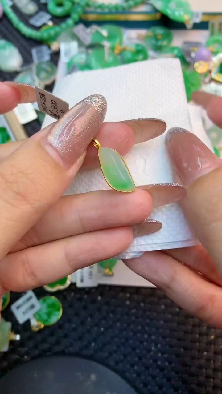 颈饰18K金镶嵌翡翠1