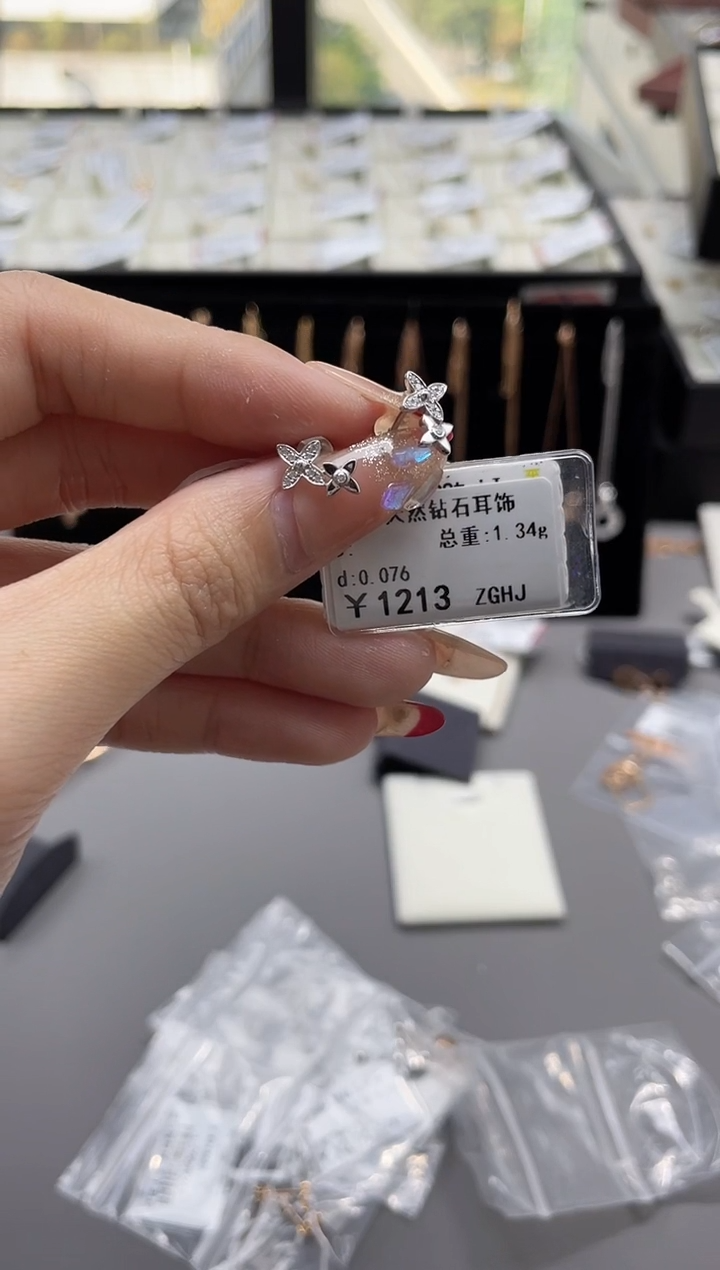 【闪购商品】钻石耳饰18K金镶嵌剪断标绳不退不换