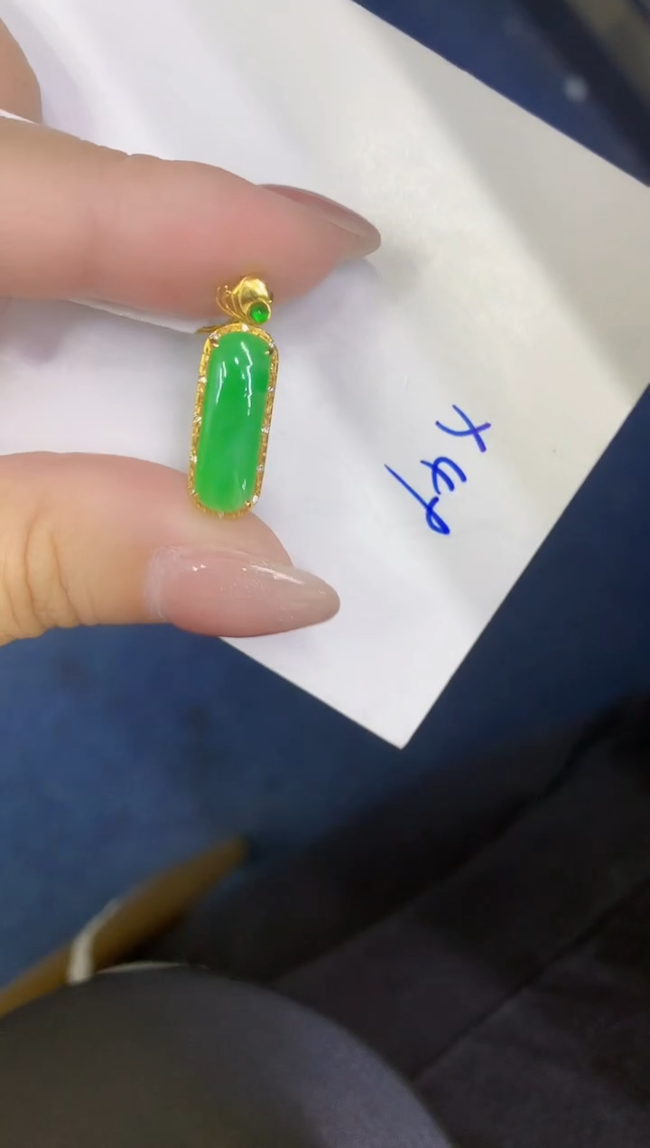 颈饰18K金镶嵌翡翠缅甸天然翡翠A货