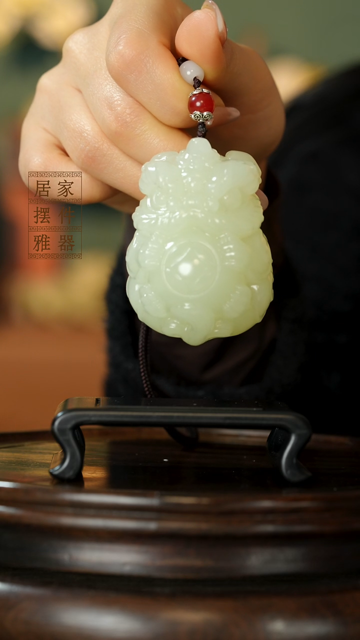 玉《醒狮抱球》摆件