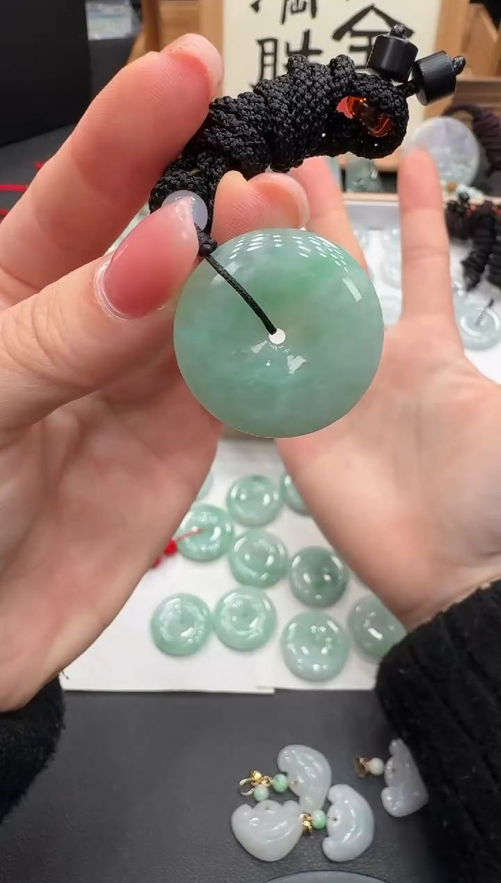 颈饰未镶嵌翡翠大**～扣子多样性发其一