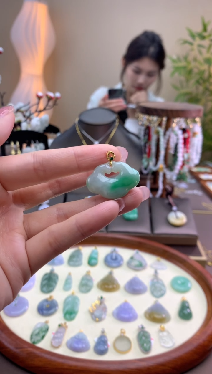【闪购商品】翡翠18K金镶嵌颈饰如意锁