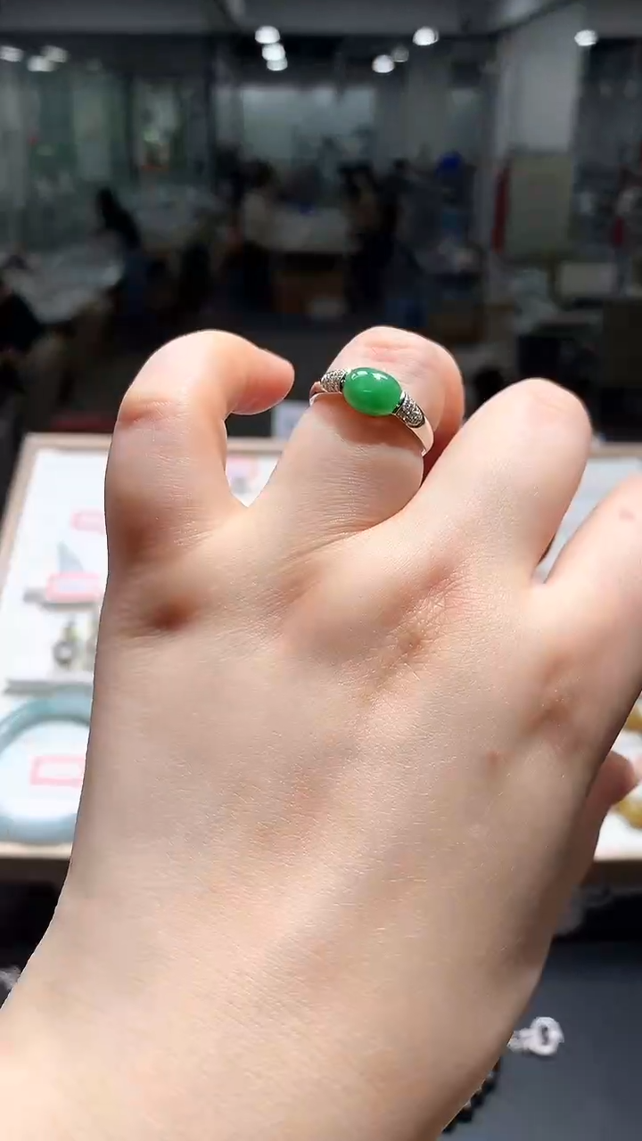 【闪购商品】翡翠18K金镶嵌颈饰翡翠蛋面戒指|不退不换