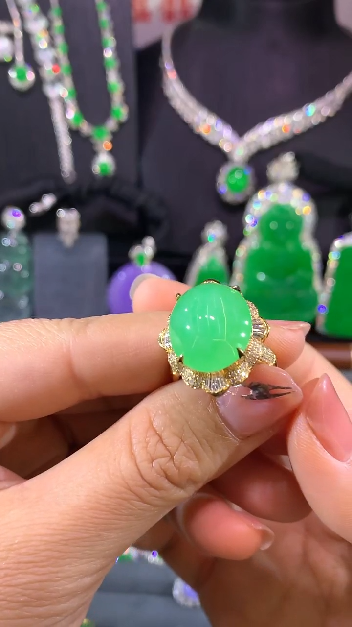 18K金镶嵌戒指翡翠戒指