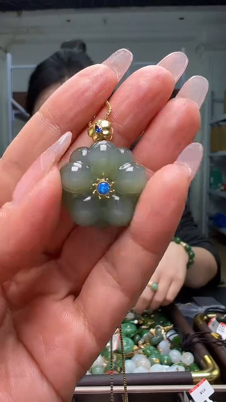 颈饰18K金镶嵌和田玉（多样性发货.发其一)12.11.78